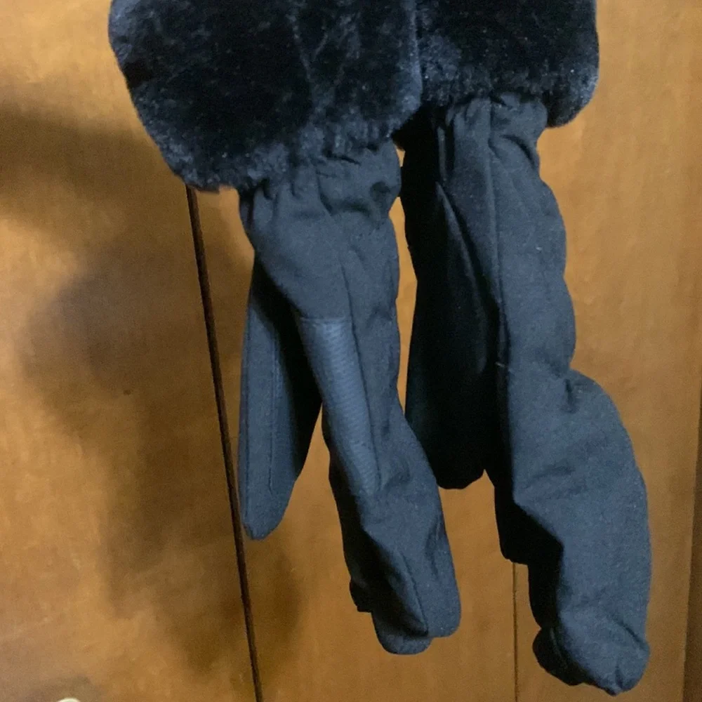 GH FASHION ACCESSORIES- Medium sized with faux fur black winter gloves🆕